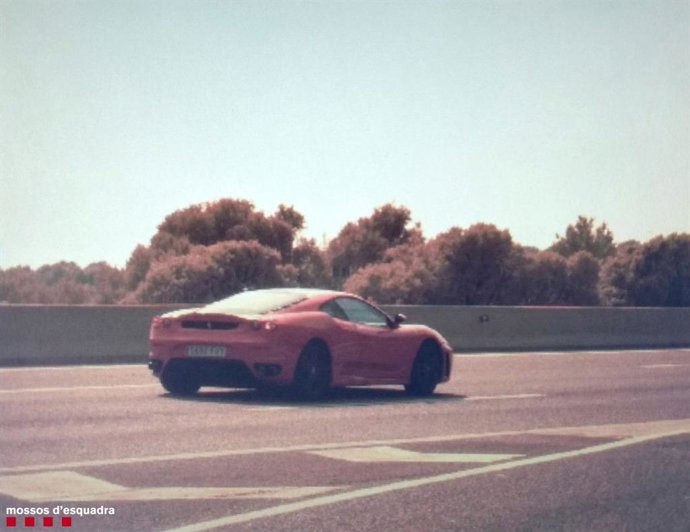 Un vehículo circula a 216 kilómetros por hora en la AP-7 a la altura de Roda de Ber (Tarragona).