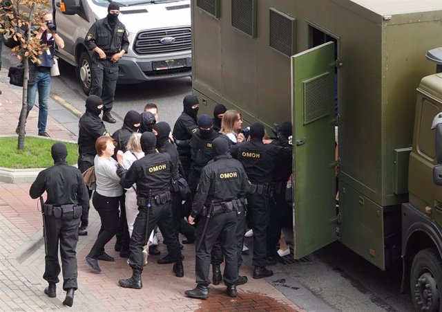 Agentes antidisturbios detienen a manifestantes en Minsk