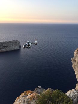 El Helicóptero de la Guardia Civil, en el operativo de búsqueda del varón desaparecido en Es Mirador de Ses Coves Blancas