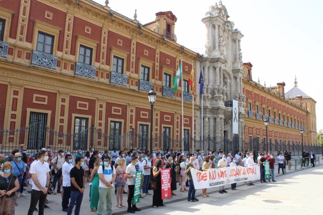 Concentración de alcaldes de IU ante el Palacio de San Telmo.