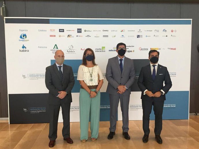 El vicepresidente de la Junta de Andalucía y consejero de Turismo, Regeneración, Justicia y Administración Local, Juan Marín (Cs), con otros cargos antes de iniciarse la última jornada del congreso Magallanes-Elcano