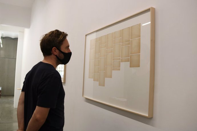 Un home observa una obra de Mar Arza a la galeria Rocio Santa Cruz de Barcelona. Imatge del 20 de setembre del 2020. (Horitzontal)