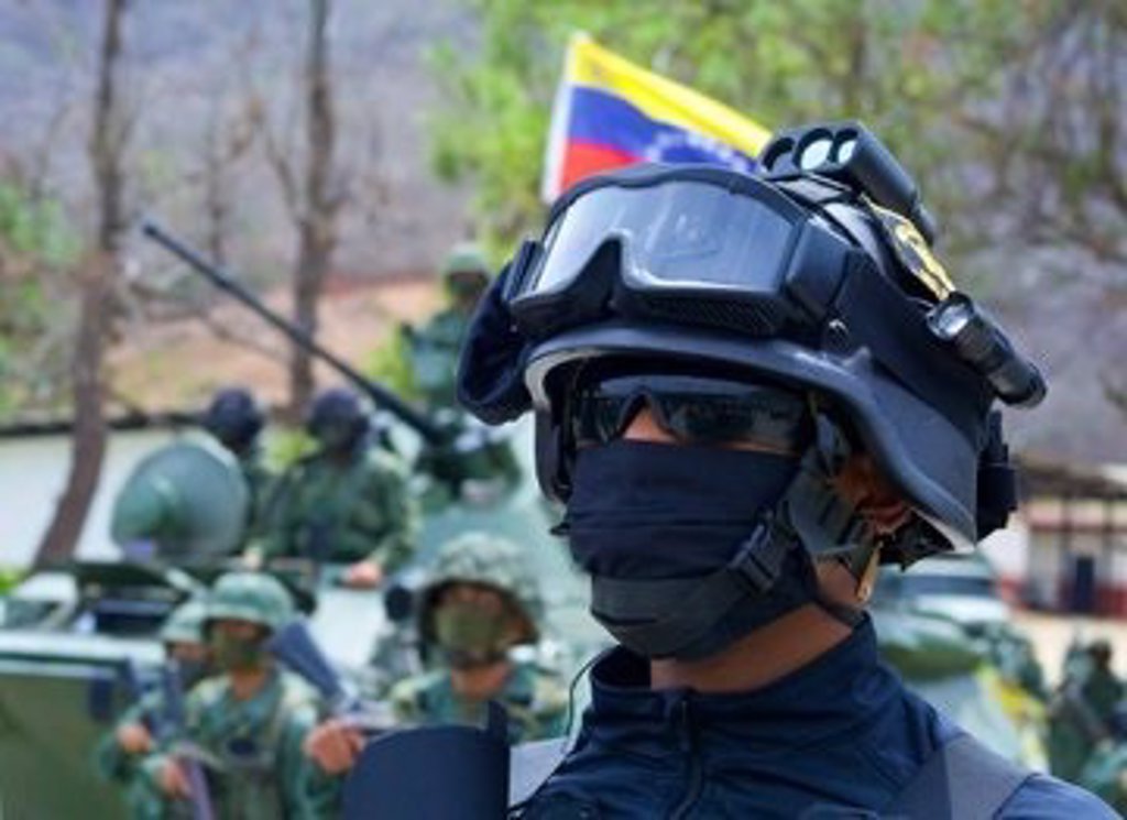 El video que indigna a Venezuela: cómo la disidencia de las FARC permitieron retirar los cuerpos de los militares muertos en la frontera