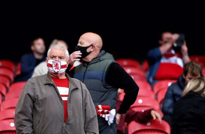Personas con mascarilla en un estadio de fútbol en Inglaterra