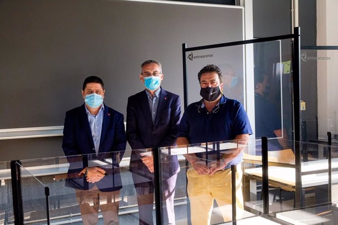 La empresa riojana Inoxmar Entreacerox dona a la Universidad de La Rioja la instalación de mamparas de policarbonato en un aula de la Escuela Técnica Superior de Ingeniería Industrial