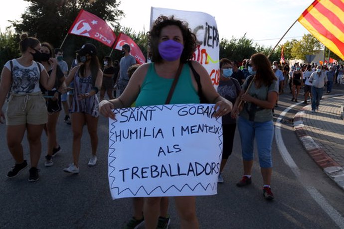 Pla obert d'una manifestant amb un cartell reivindicatiu en la protesta dels treballadors de la fbrica de Saint-Gobain per denunciar el tancament de la divisió Glass. Imatge del 20 de setembre del 2020 (Horitzontal).