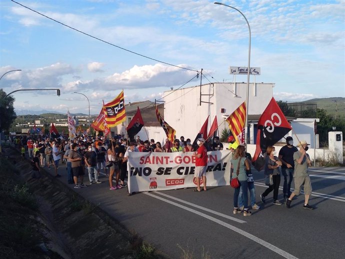 La manifestación contra el cierre de la planta de Saint-Gobain en L'Arbo corta la N-340.