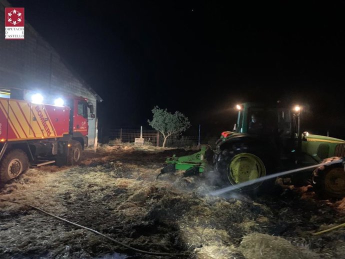 Extinción de un incendio en una nave agrícola de Morella