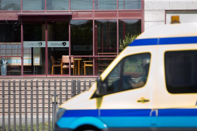 Unha ambulancia aparcada nas inmediacións da residencia de maiores DomusVi de Outeiro de Rei en Lugo, Galicia (España), a 8 de setembro de 2020. A Xunta interveu o xeriátrico após detectar 99 positivos máis en covid-19, 94 deles en usuar