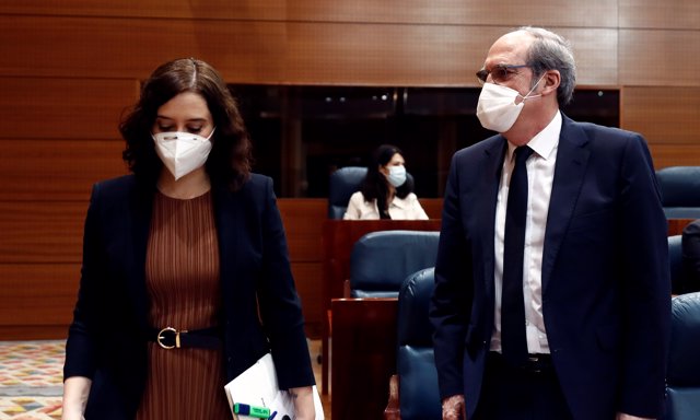 El portavoz del PSOE en la Asamblea de Madrid, Ángel Gabilondo, y la presidenta madrileña, Isabel Díaz Ayuso