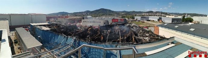 Incendio controlado en la planta de Sant Feliu de Llobregat (Barcelona) donde se declaró un incendio el jueves 18 de septiembre.