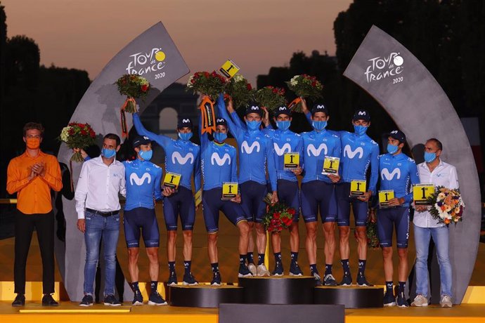El equipo ciclista Movistar Team, en el podio del Tour de Francia 2020 como mejor equipo de la 107 edición de la ronda gala