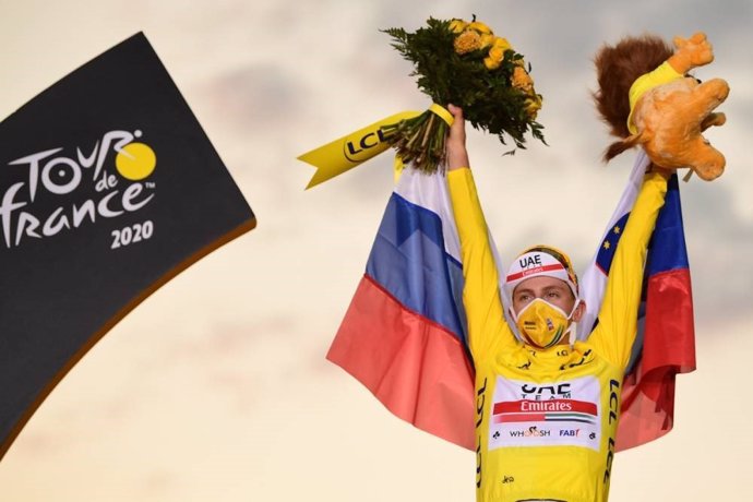 El ciclista esloveno Tadej Pogacar (UAE-Team Emirates), en el podio del Tour de Francia como ganador de la 107 edición de la ronda gala