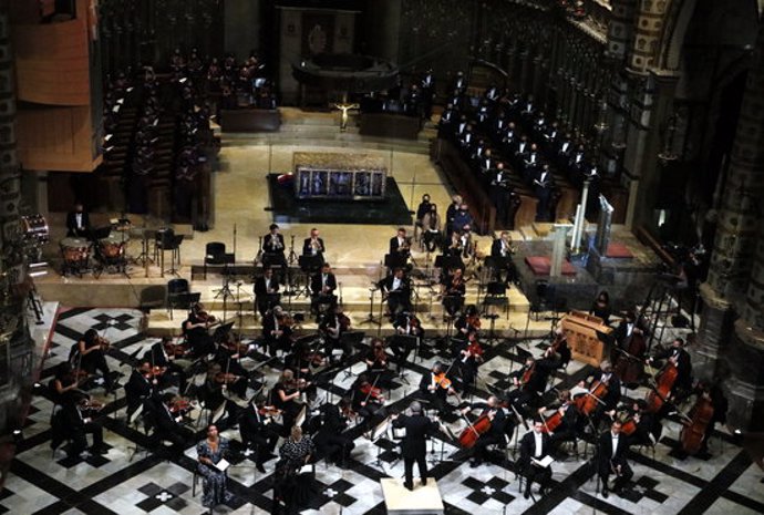 Pla general de l'Orquestra Simfnica i el Cor del Gran Teatre del Liceu durant el concert a Montserrat. Imatge del 20 de setembre de 2020. (Horitzontal)