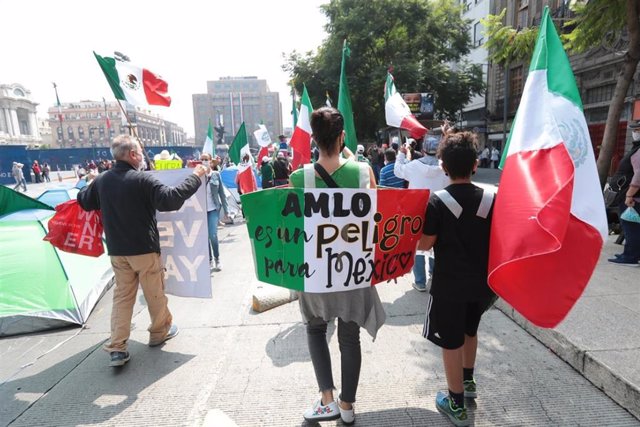 Acampada contra Andrés Manuel López Obrador en el centro de México
