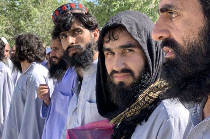 Miembros de los talibán durante su liberación por parte de las autoridades de Kabul, como parte del acuerdo alcanzado para iniciar los acuerdos de paz.
