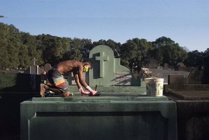 Una persona limpia una tumba en un cementerio de Río de Janeiro, Brasil.