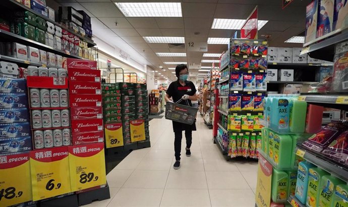 Uan trabajadora de un supermercado de Hong Kong, China.