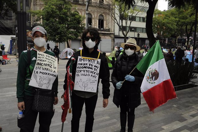 Un grupo de manifestantes en las protestas contra el presidente de México, Andrés Manuel López Obrador.