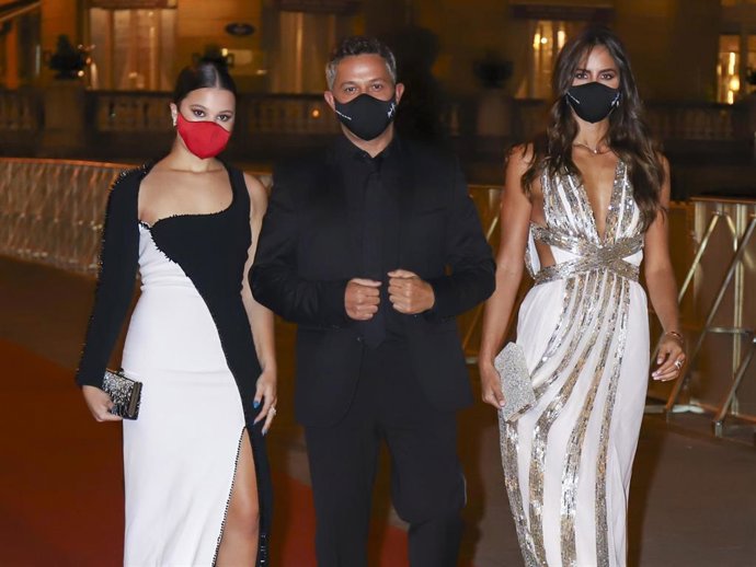 Alejandro Sanz, muy bien escoltado por su hija Manuela y su novia, Rachel Valdés, en la premire de "El verano que vivimos" en el Festival de Cine de San Sebastián