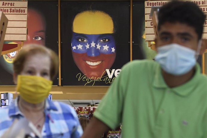 Personas con mascarilla en Caracas
