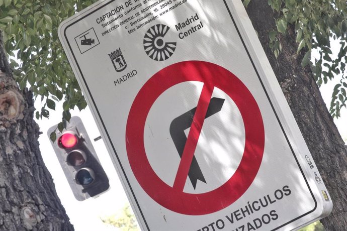 Señal de prohibido girar a la derecha con el distintivo de Madrid Central en Madrid (España).