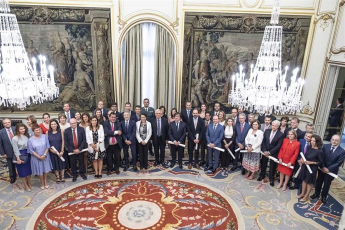 El ministro de Asuntos Exteriores, Josep Borrell condecora al equipo negociador del Brexit en julio de 2019, antes de dejar el puesto para ser alto representante de la UE.