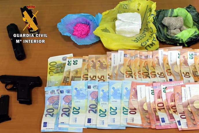 Dinero, drogas y armas intervenidas en la operación