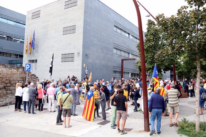 Desenes de persones concentrades davant dels Jutjats de Manresa per donar suport a Pesarrodona. 21 de setembre de 2020. (Horitzontal)