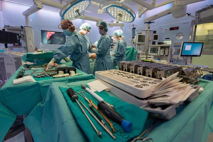 El Hospital Clínic de Barcelona realiza la primera operación de prótesis de cadera sin necesidad de hospitalización tras la intervención en España