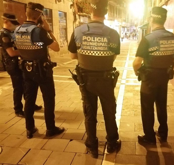 Agentes de la Policía Municipal de Pamplona patrullando por la noche