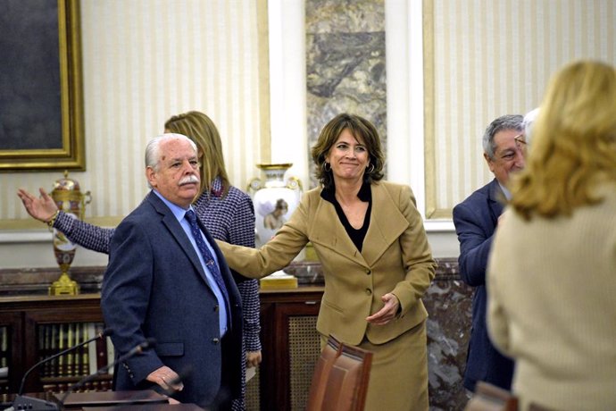 La fiscal general de l'Estat, Dolores Delgado, saluda el tinent fiscal del Suprem, Luis Navajas.