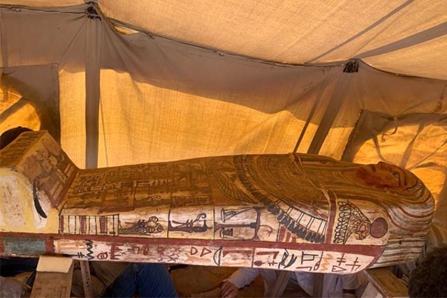 Uno de los ataúdes encontrados en un pozo de entierro de Saqqara