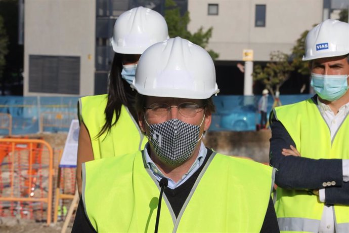 El alcalde de Madrid, José Luis Martínez-Almeida, durante su visita a las obras de los nuevos centros de día de alzhéimer y de servicios sociales que el Ayuntamiento está construyendo en el Ensanche de Vallecas