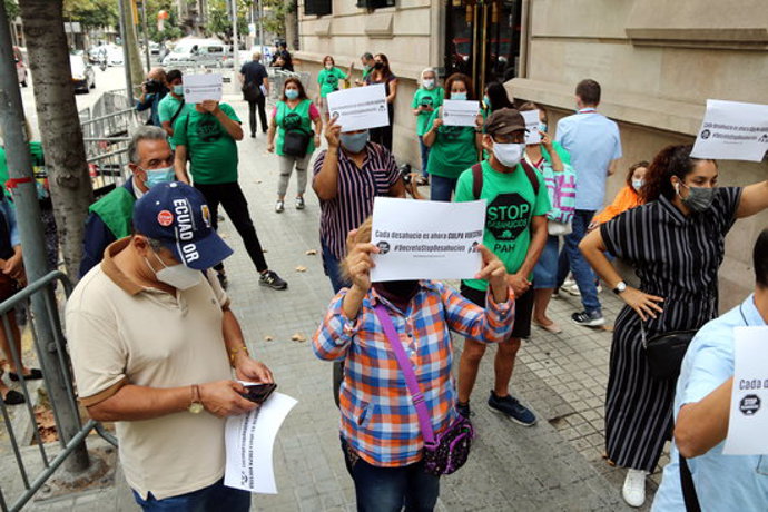 Pla obert de la protesta de la PAH Barcelona davant la delegació del govern espanyol per aturar els desnonaments, el 21 de setembre del 2020 (Horitzontal).