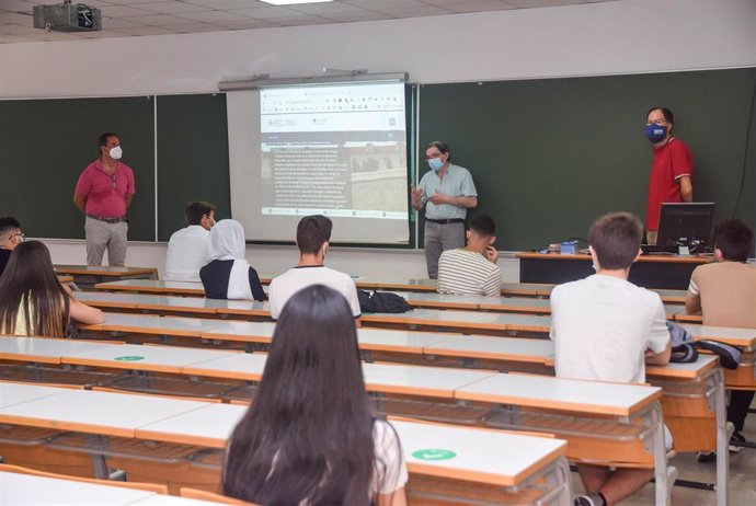 Imagen adjunta de la presentación del grado en Ingeniería Civil a los alumnos de primer curso.