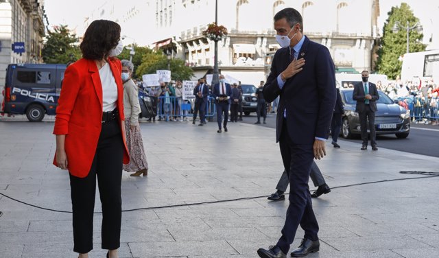 La presidenta de la Comunidad de Madrid, Isabel Díaz Ayuso, y el jefe del Ejecutivo, Pedro Sánchez, se saludan antes de su reunión en la sede de la Presidencia regional