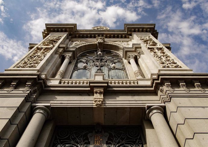 Fachada del edificio del Banco de España situada en la confluencia del Paseo del Prado y la madrileña calle de Alcalá.