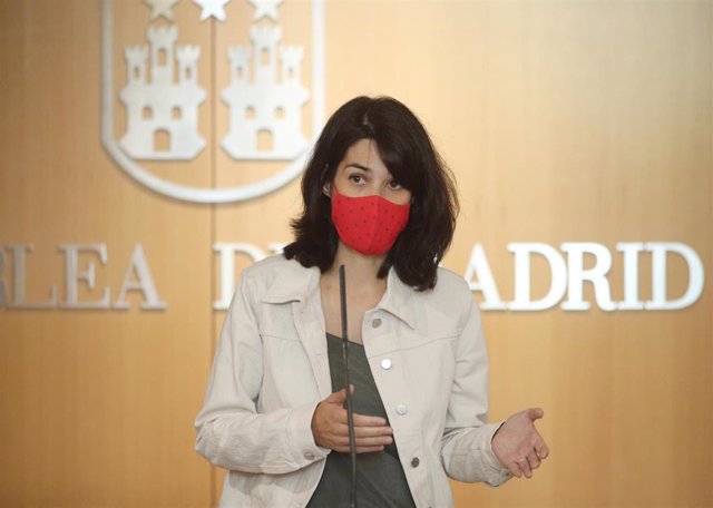 La portavoz de Unidas Podemos-IU en la Asamblea de Madrid, Isa Serra, ofrece una rueda de prensa tras la primera jornada del debate del Estado de la Región, en la Asamblea de Madrid (España), a 14 de septiembre de 2020. Se trata del primer debate del Es
