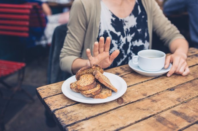 Imagen de una mujer que consume dieta sin gluten