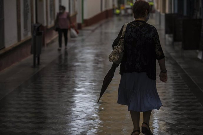 Una mujer con paraguas en Tomares (Sevilla, Andalucía, España), a 18 de septiembre de 2020.