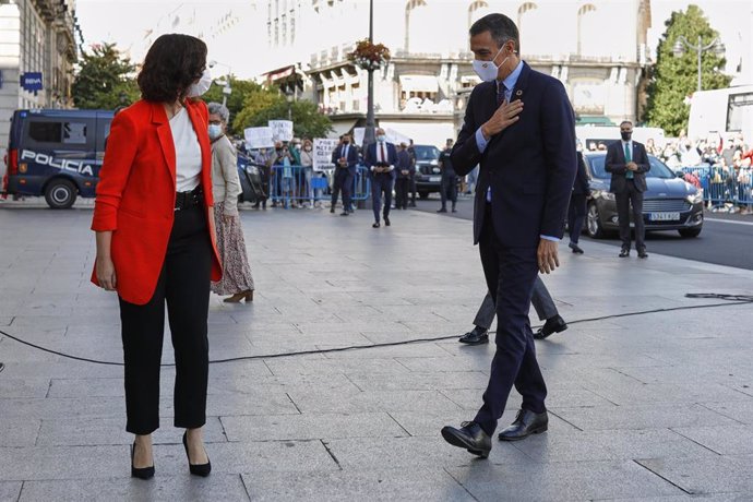 La presidenta de la Comunidad de Madrid, Isabel Díaz Ayuso, y el jefe del Ejecutivo, Pedro Sánchez, se saludan antes de su reunión en la sede de la Presidencia regional, en Madrid (España)