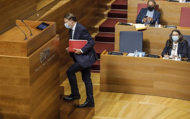 El presidente de la Generalitat valenciana, Ximo Puig, se dirige a intervenir en Les Corts en el debate de Política General
