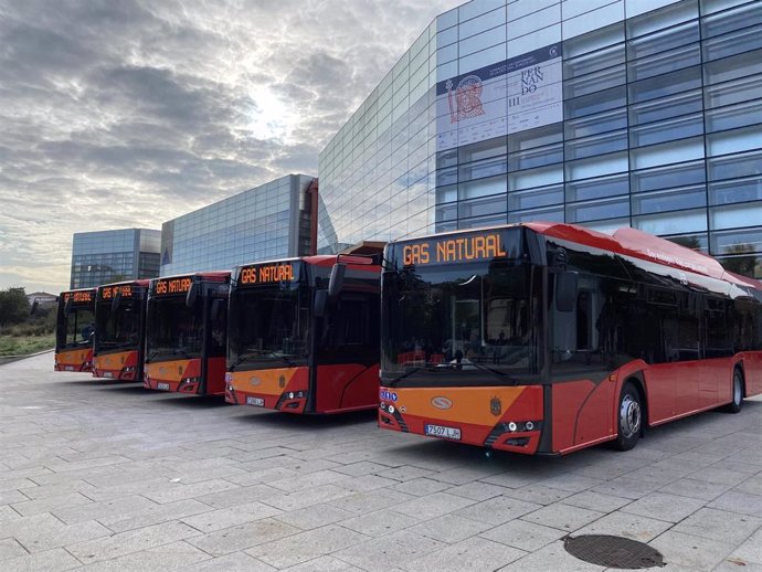 Presentación de los cinco nuevos autobuses de la flota de Burgos en el paseo de la Sierra de Atapuerca.