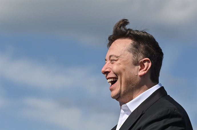 03 September 2020, Brandenburg, Gruenheide: Technology entrepreneur and CEO of SpaceX, Elon Musk visits Tesla Gigafactory construction site in Gruenheide near Berlin, during his visit to Germany. Photo: Patrick Pleul/dpa-Zentralbild/ZB