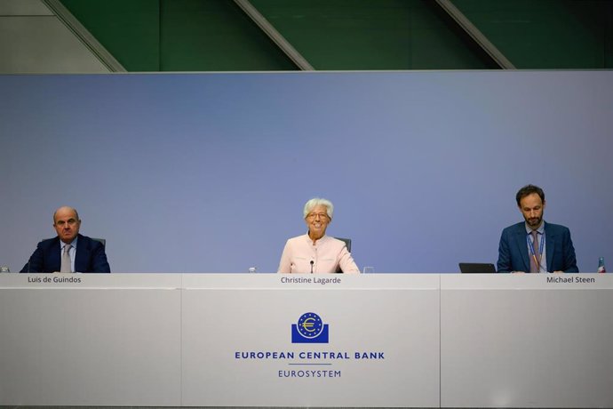 HANDOUT - 16 July 2020, Frankfurt: President of the European Central Bank (ECB) Christine Lagarde (C)speaks next to ECB Vice President Luis de Guindos (L)and ECB Head of media relations Michael Steen during a press conference. The ECB decided again th