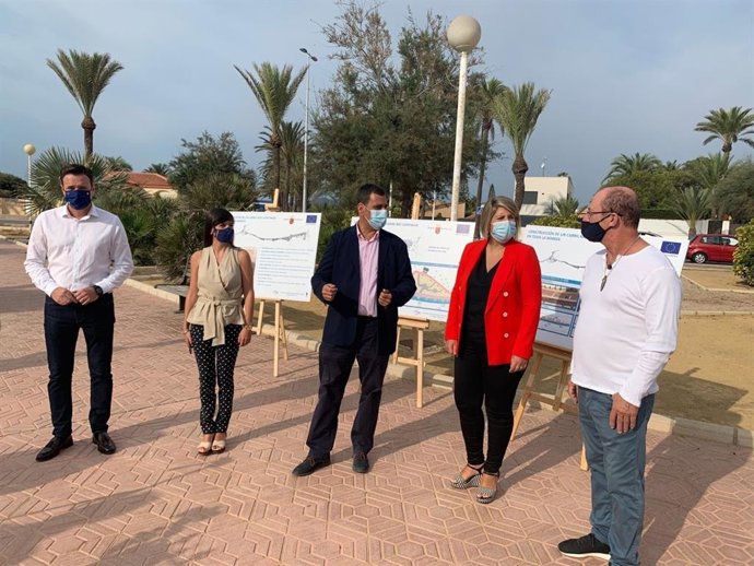 El consejero Díez de Revenga acompañado por la vicealcaldesa de Cartagena, Noelia Arroyo, la directora general de Movilidad y Litoral, Marina Munuera, el concejal de Deportes de San Javier, Sergio Martínez, y el pedáneo de La Manga,  José Herrera