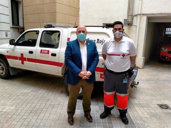 El delegado del Gobierno en Navarra entrega mascarillas a un representante de Cruz Roja