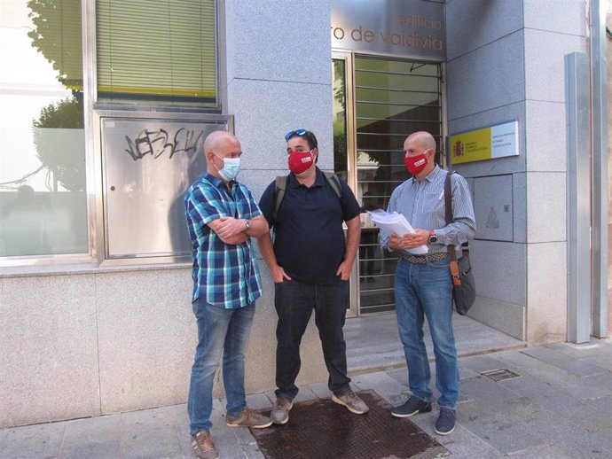 Miembros de CCOO ante la Inspección de Trabajo en Badajoz para denunciar incumplimientos de la normativa de seguridad en centros escolares