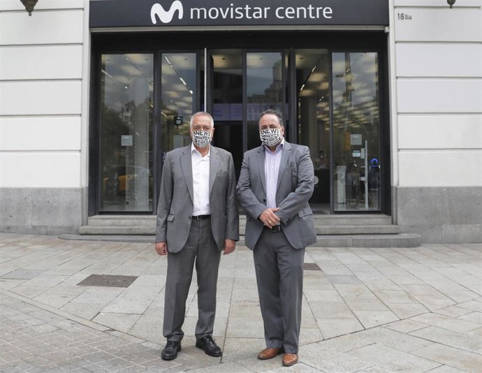 El delegado especial del Estado en el CZFB, Pere Navarro, y el director de Telefónica a Catalunya, José Manuel Casas, firman un acuerdo en el marco del BNEW.